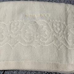 ニナリッチ　フェイスタオル　白　新品未使用の画像