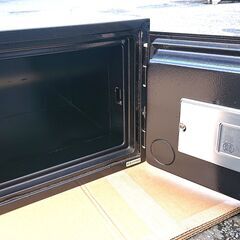 🔴山口市、小型金庫❗￥3300🔴カギ+ダイヤル式🔴古いですが正常です👍の画像