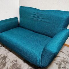2人掛けの青いソファを販売しますの画像