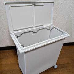 無印良品 ポリプロピレンフタが選べるダストボックス・小（20L袋用）スライド窓付き横開きフタ＆キャスター付きの画像