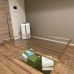 ゴールドフレームガラステーブルの画像