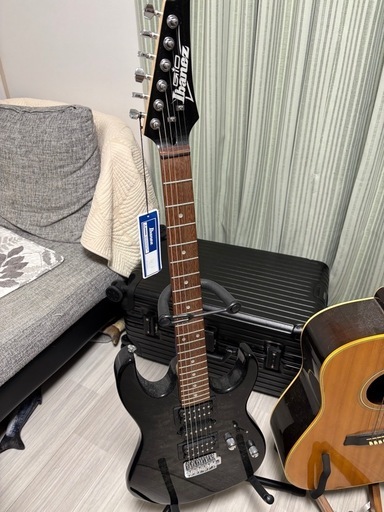IbanezのブラックエレキギターとPeaveyアンプのセット
