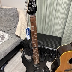 IbanezのブラックエレキギターとPeaveyアンプのセット