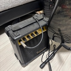 IbanezのブラックエレキギターとPeaveyアンプのセットの画像
