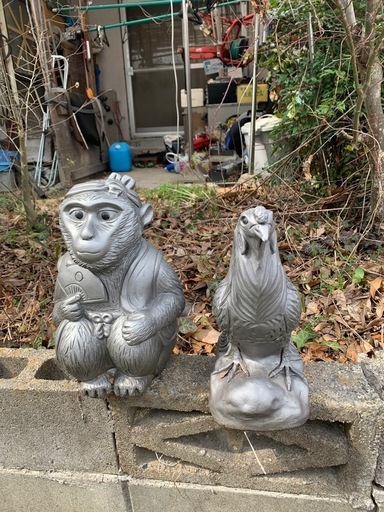 猿と鶏の置物 、焼物なのでかなり重たいです
