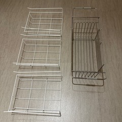 無印良品 水切りカゴと100均　引っかけカゴ3つ