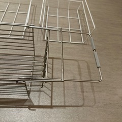 無印良品 水切りカゴと100均　引っかけカゴ3つの画像