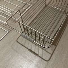 無印良品 水切りカゴと100均　引っかけカゴ3つの画像