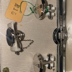 新品タグ付き　メタリック　タイピン　カフスセットの画像