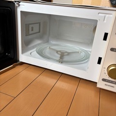 クリーム色の本体にゴールドの持ち手がレトロ可愛い電子レンジの画像