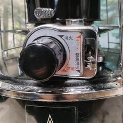 キャンプ用ストーブと灯油タンクの画像