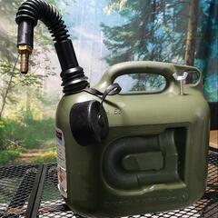 キャンプ用ストーブと灯油タンクの画像
