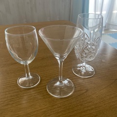 グラス(9個)と小皿と小さいマグカップの画像