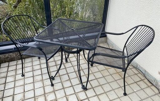 テーブル、カフェテラス、バルコニー付きの美しい3点セット