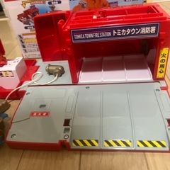 ぴゅぴゅっと消火！おしごと変形消防署　トミカの画像