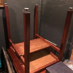 交換可‼️飲食店‼️重厚感の極み‼️純無垢材の洋食テーブル　小さめサイズ約60×73.5×72.5（H）cm 在庫複数有り　1台=22,000円の画像