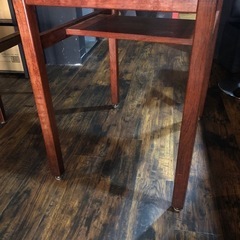 交換可‼️飲食店‼️重厚感の極み‼️純無垢材の洋食テーブル　小さめサイズ約60×73.5×72.5（H）cm 在庫複数有り　1台=22,000円の画像