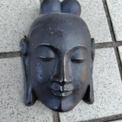 顔の彫刻　石製の画像