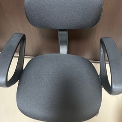 肘掛け付きオフィスチェアの画像