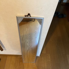 シルバーフレーム　壁かけ姿見　鏡の画像