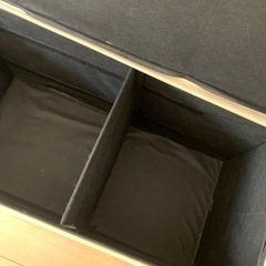 白の長めのボックスチェアーの画像