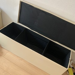 白の長めのボックスチェアーの画像