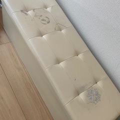 白の長めのボックスチェアーの画像