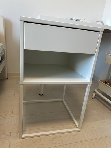 サイドテーブル