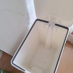 ゴミ箱 ペダル開閉の画像