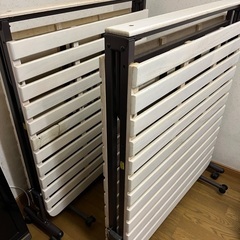 折りたたみ　移動可能なベッド　二台
