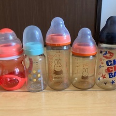 哺乳瓶5つ、哺乳瓶消毒器、授乳ケープの画像