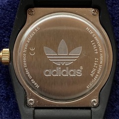adidas腕時計ラバーベルト（ブラックゴールド）の画像