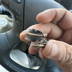 ハーレーに乗りながら走るオシャレなリングの画像