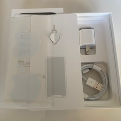 iPhone xs箱と付属品の画像