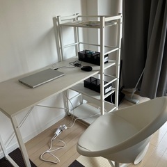 ニトリの机とIKEAの椅子