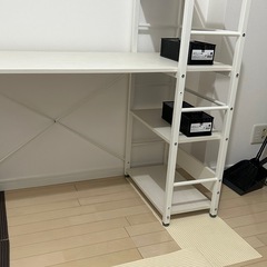 ニトリの机とIKEAの椅子の画像