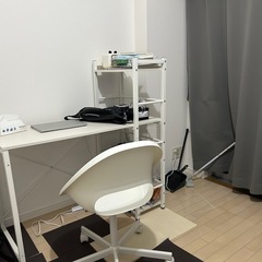 ニトリの机とIKEAの椅子の画像