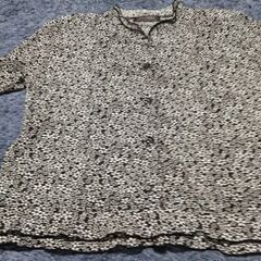 黒地にさくらの花のような