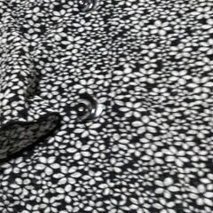 黒地にさくらの花のようなの画像