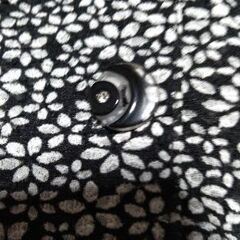 黒地にさくらの花のようなの画像