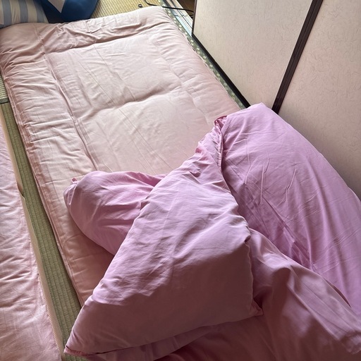 布団、敷布団、シーツ付き2枚\n