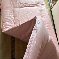 布団、敷布団、シーツ付き2枚
の画像