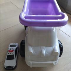 砂場　トラック　パトカー