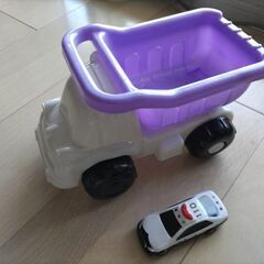 砂場　トラック　パトカーの画像