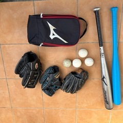 【取引き中】
少年野球グローブ、バット、シューズ入れ
