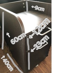 パソコンデスクとキャスター付き収納の画像