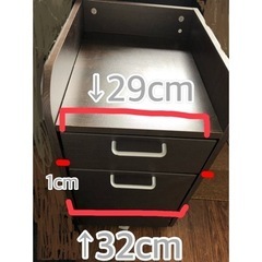 パソコンデスクとキャスター付き収納の画像