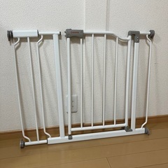 今月末出品取下げ予定　ベビーゲート　2台　ｃｒｏｏｍｙ　ペットゲートの画像