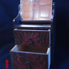 彫り物の小型化粧鏡の画像