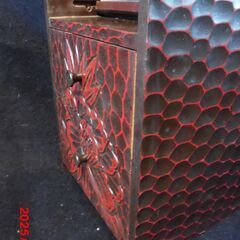 彫り物の小型化粧鏡の画像